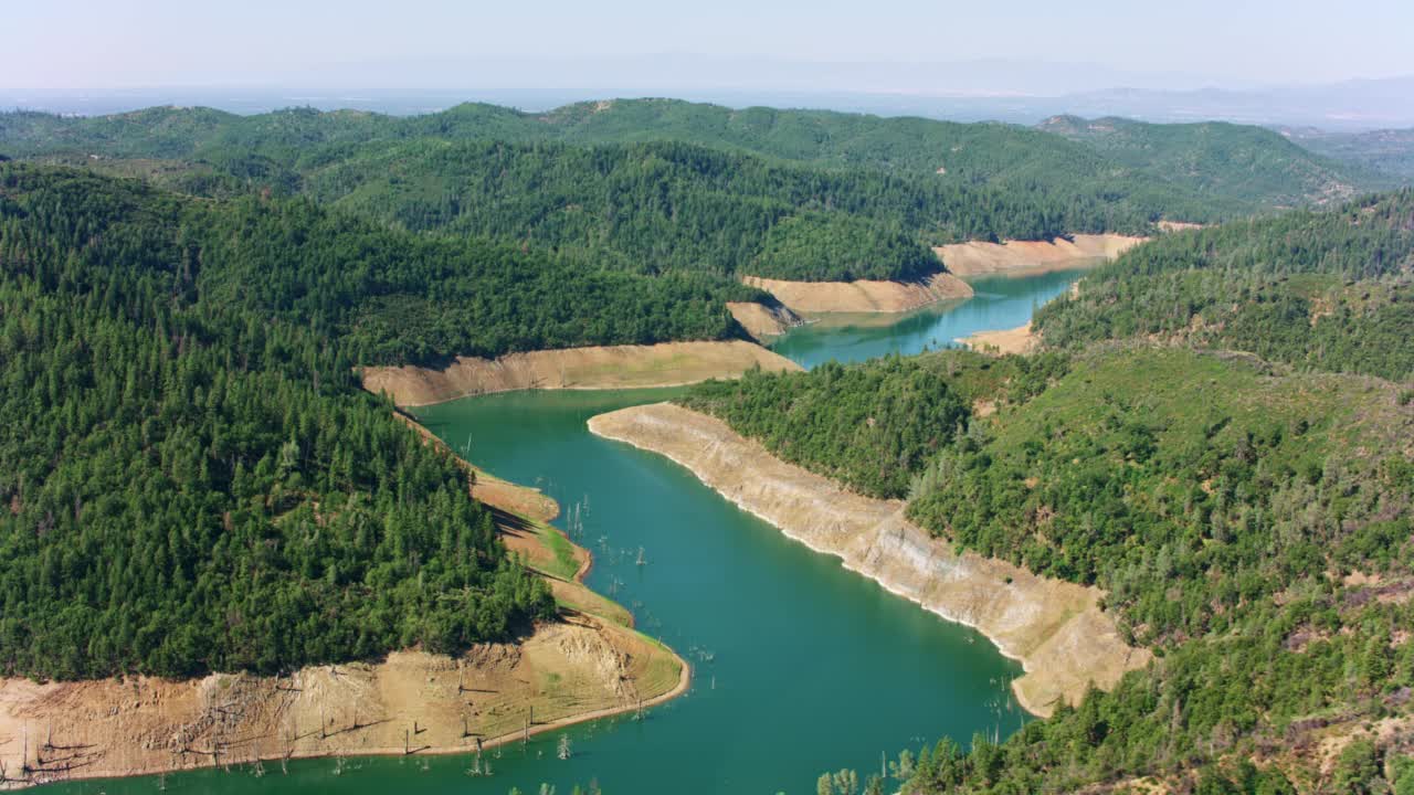 加利福尼亚州沙斯塔湖附近沙斯塔县的空中河视频素材