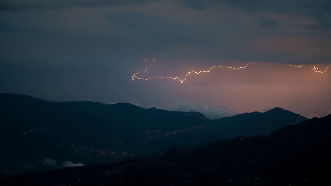 史诗山日落景观与雷暴闪电在天空在地平线视频素材