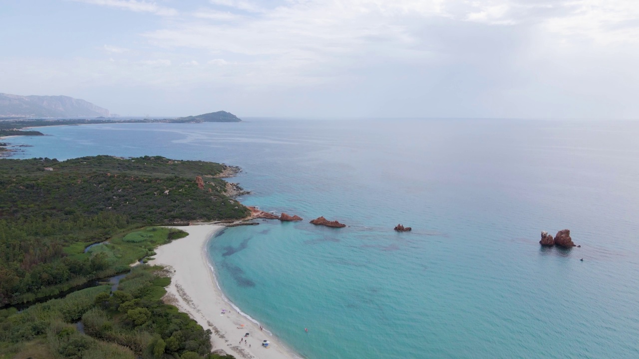 意大利撒丁岛Cea海滩附近清澈海水中的岩层航拍照片视频素材