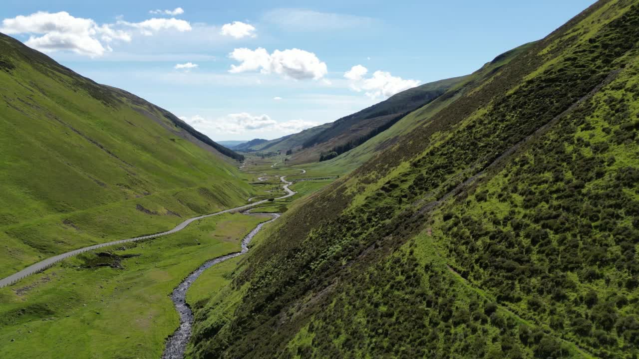 无人机拍到青山之间的道路和河流。视频素材