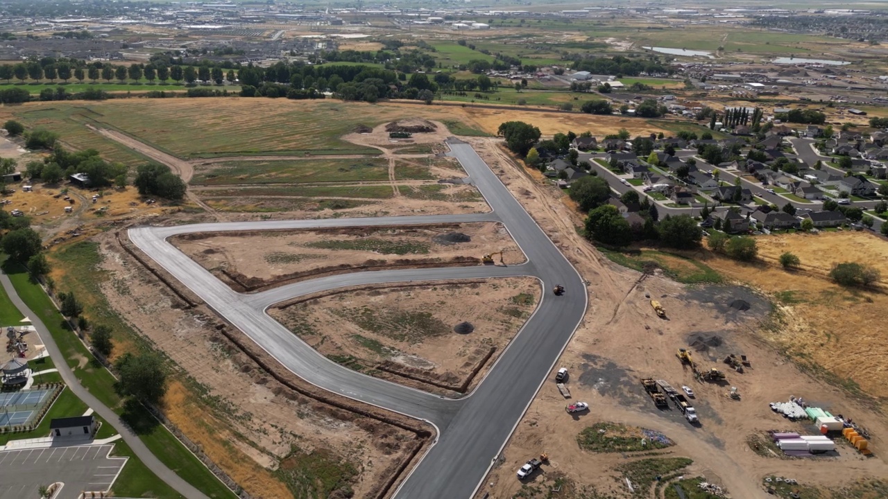 无人机拍摄的新道路建设工程。视频素材