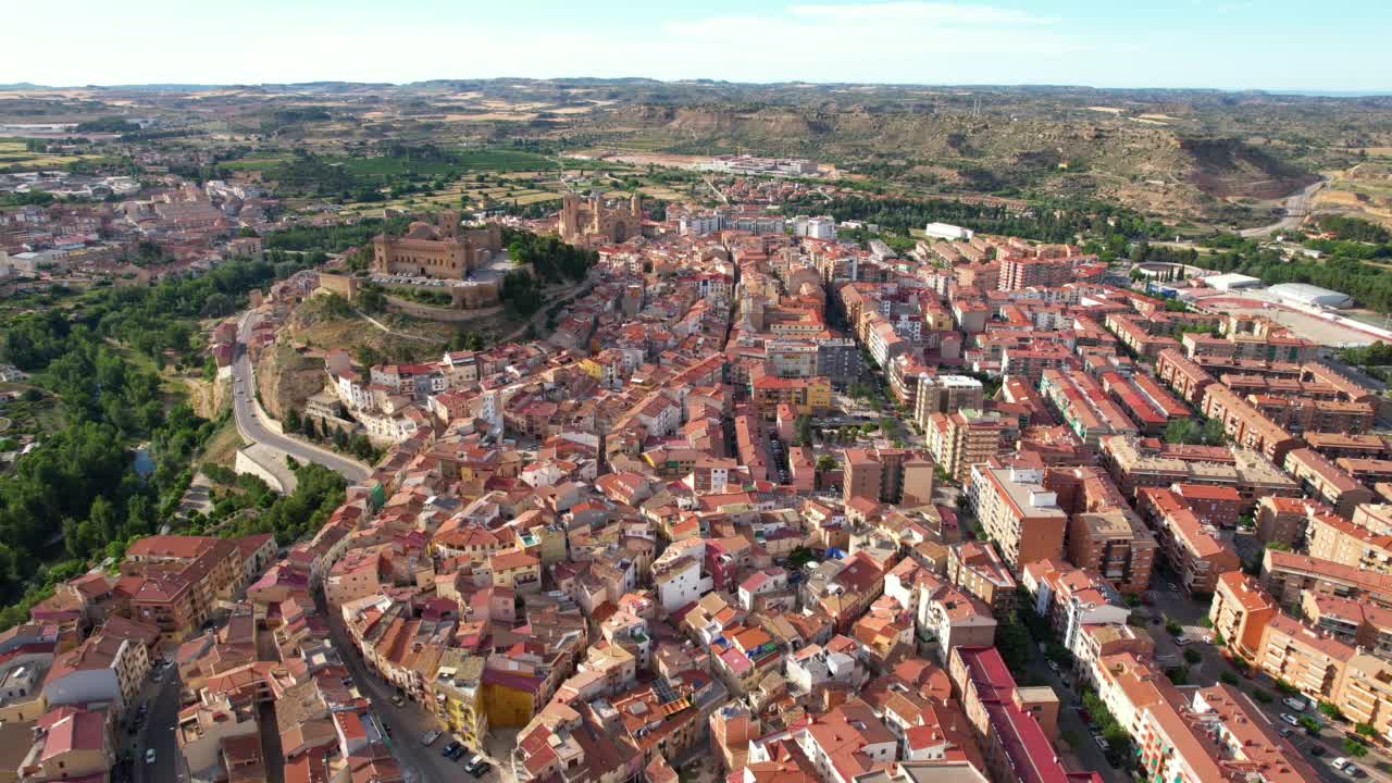 Iglesia de Santa Maria La de市长Alcañiz，教堂周围鸟瞰图。西班牙阿拉贡的特鲁埃尔省视频素材