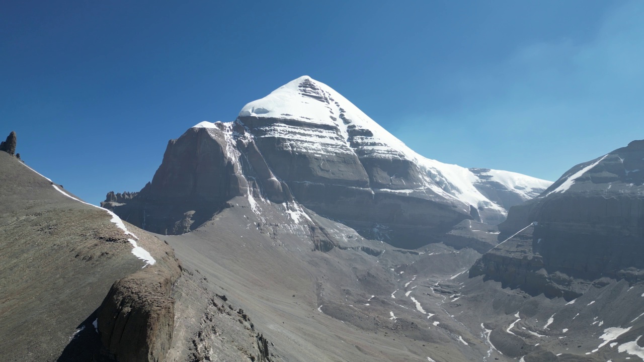 空中拍摄的神圣的冈仁波齐山，蓝天下的雪峰视频素材