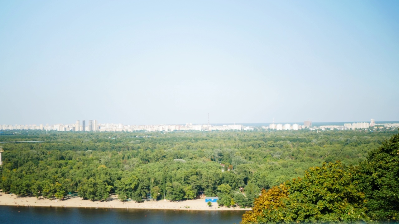 乌克兰首都基辅的全景。乌克兰首都基辅的美丽景色。河站，游艇，游艇，汽车，轮船，房屋，工业建筑视频素材