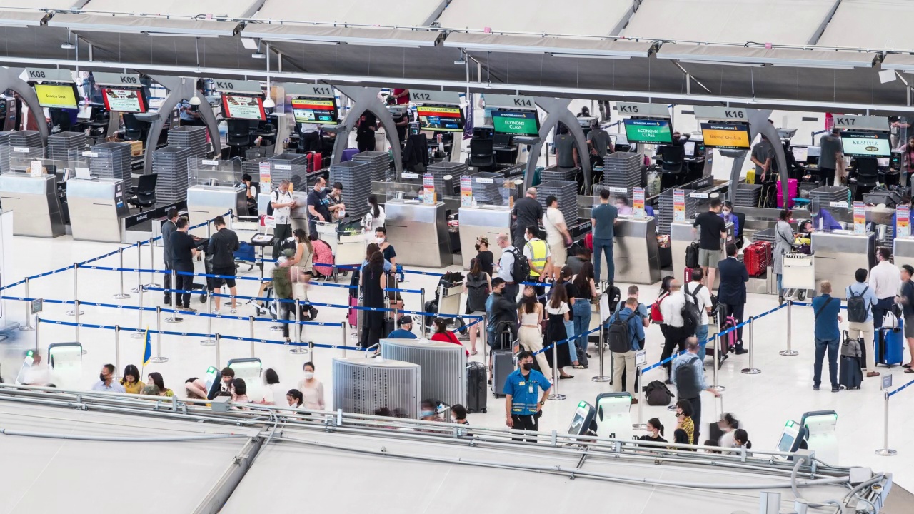 泰国国际机场，拥挤的旅客排队办理登机手续。航空运输，出国度假度假，或海外旅游的经营理念视频素材