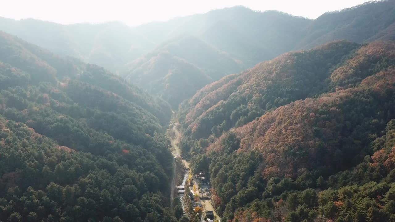 韩国京畿道宝川市和东豆川市的粟山山脊的秋天景色视频素材