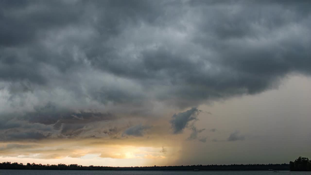 时间推移的黑暗戏剧性的暴风雨天空，快速移动的乌云与一些地区的阳光视频素材