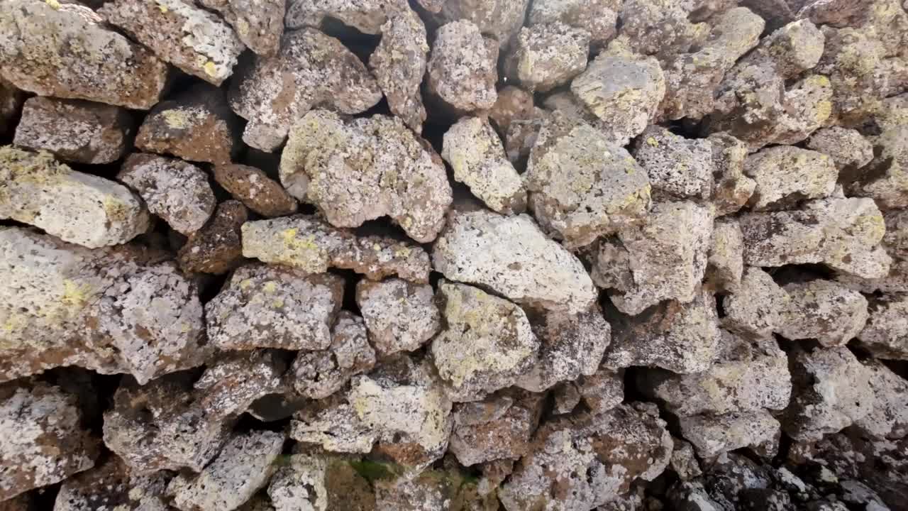 火山景观带火山岩栅栏，柳树成荫视频素材