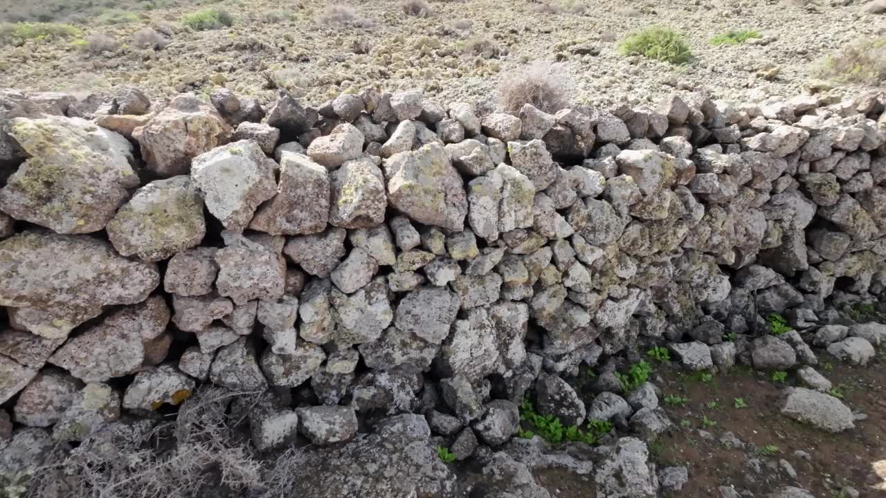 火山景观带火山岩栅栏，柳树成荫视频素材