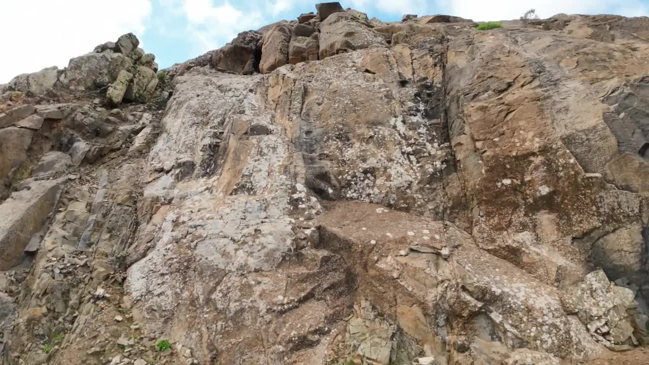 汽车在山路上经过巨大的岩层，火山岩视频素材