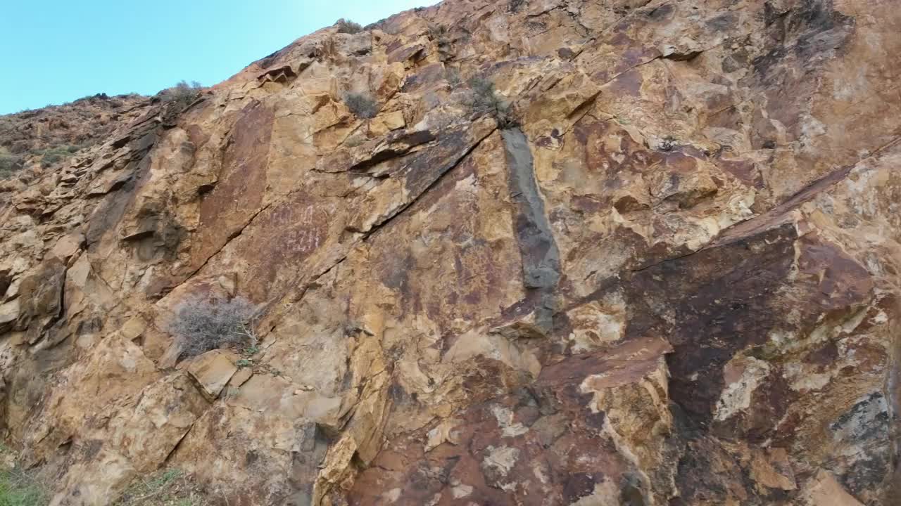 汽车在山路上经过巨大的岩层，火山岩视频素材