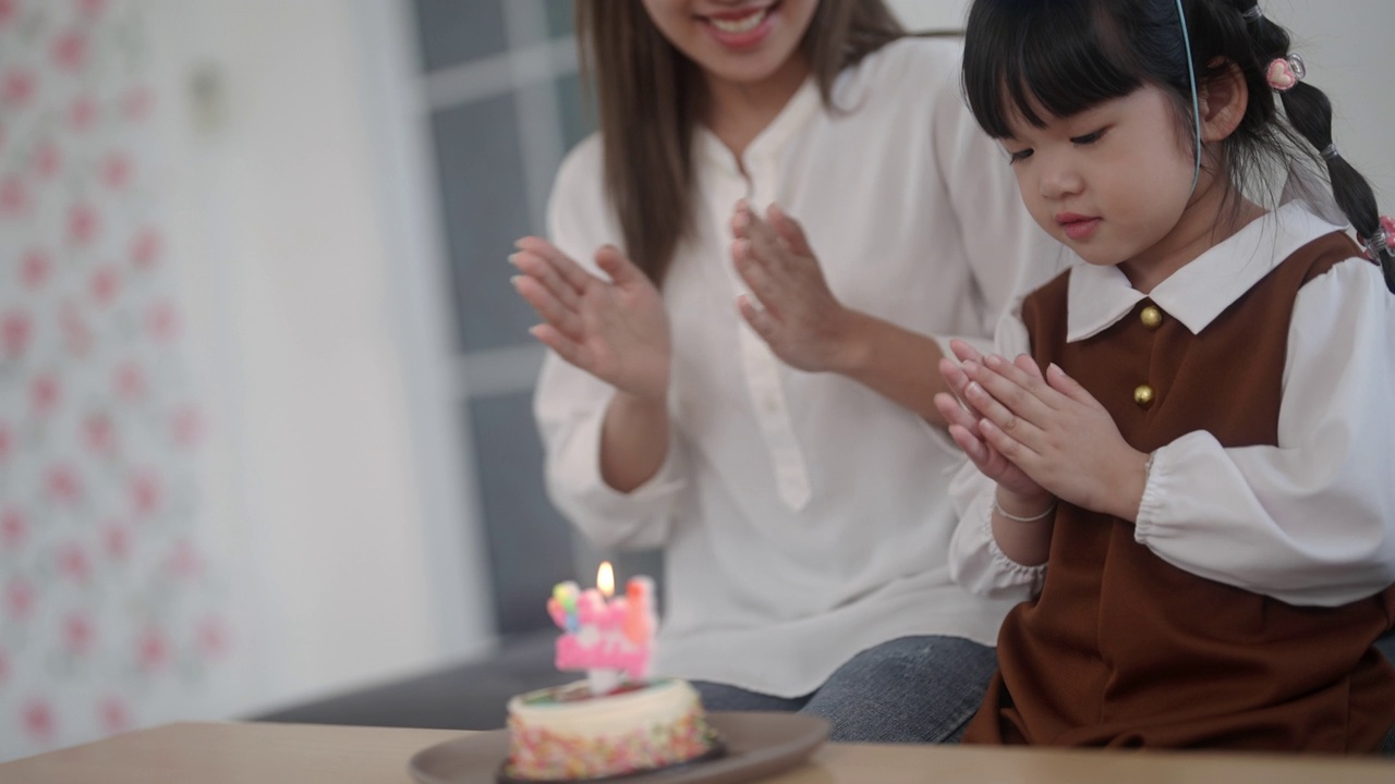 一个孩子在家庆祝她的生日。视频素材