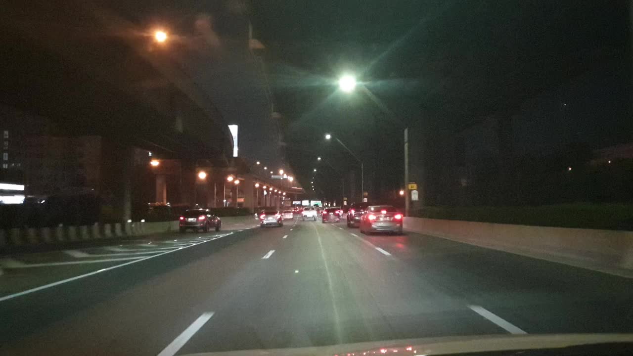 夜间在高速公路上超速行驶。视频素材