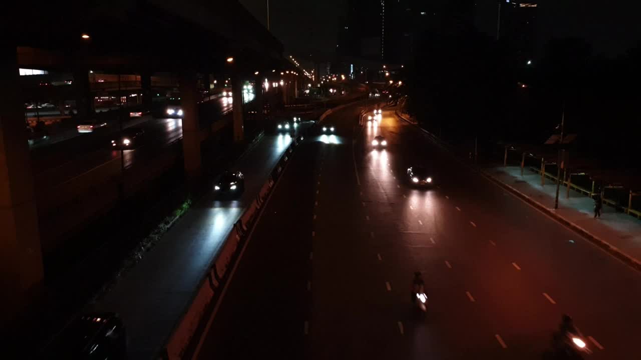 泰国曼谷，夜间高速公路上的交通。视频素材