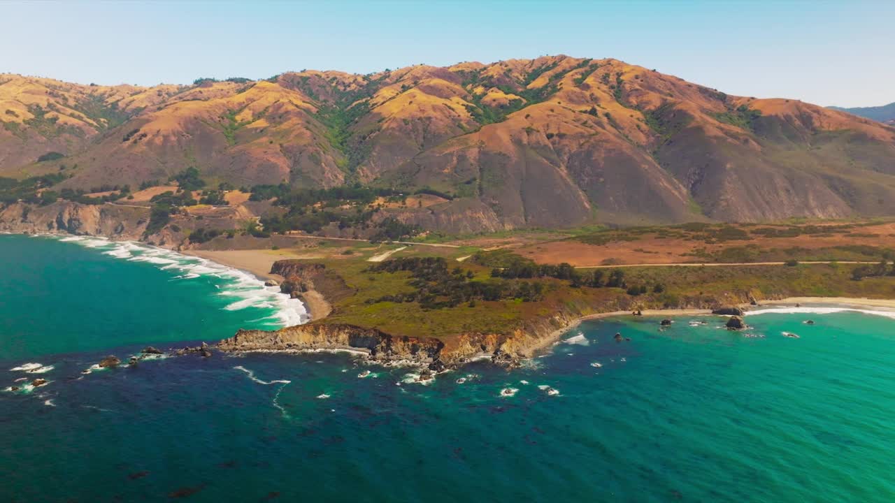 加州风景优美的天然海洋海岸线。美丽的美国海滨风景。视频素材