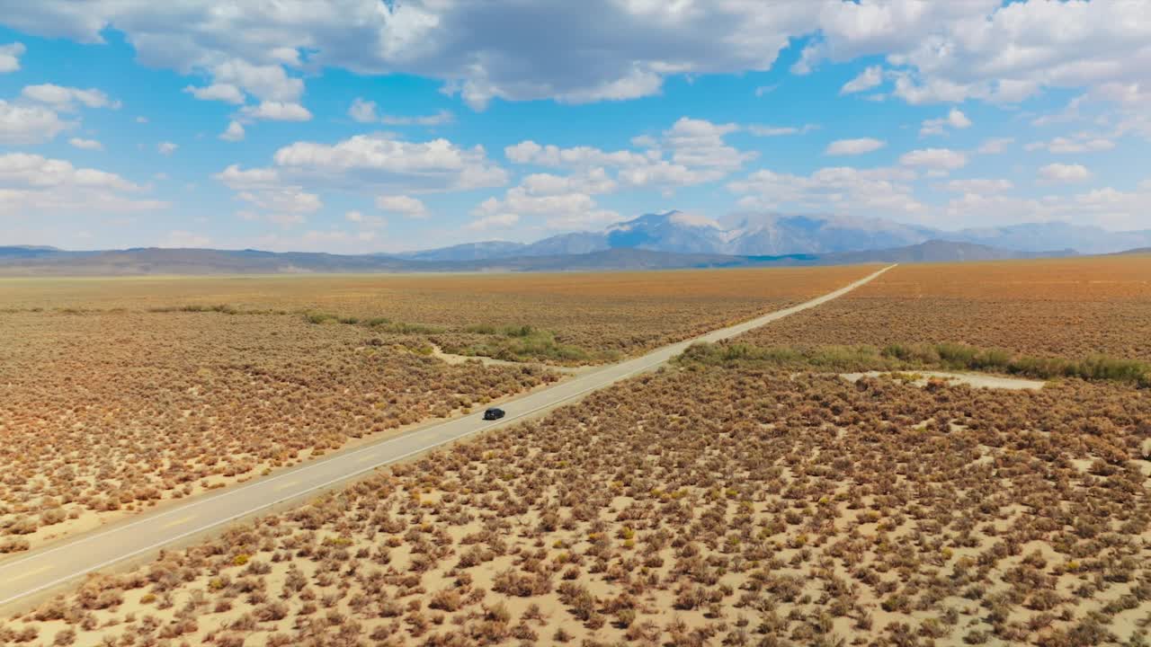 公路骑沙漠路。汽车沿着山谷的道路行驶。视频素材