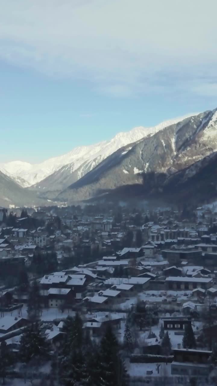 垂直无人机拍摄的雪乡夏蒙尼，后面是法国的白马山视频素材