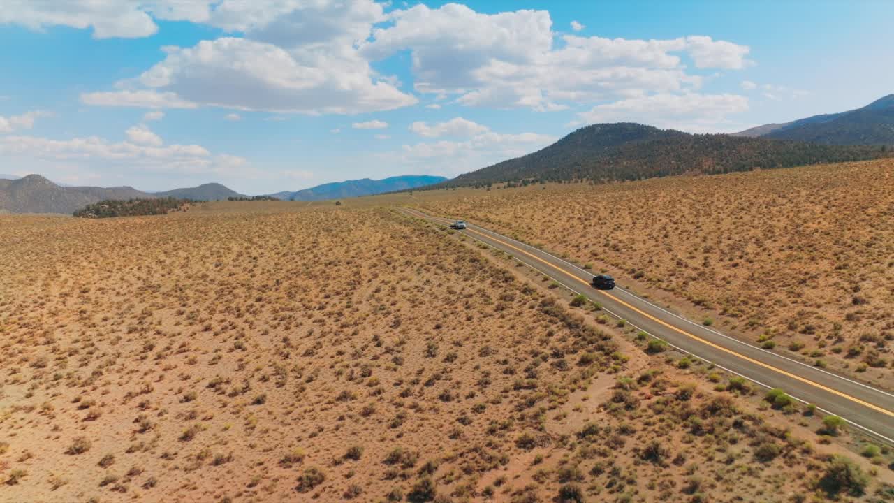 汽车沿着山谷的道路行驶。公路骑沙漠路。视频素材