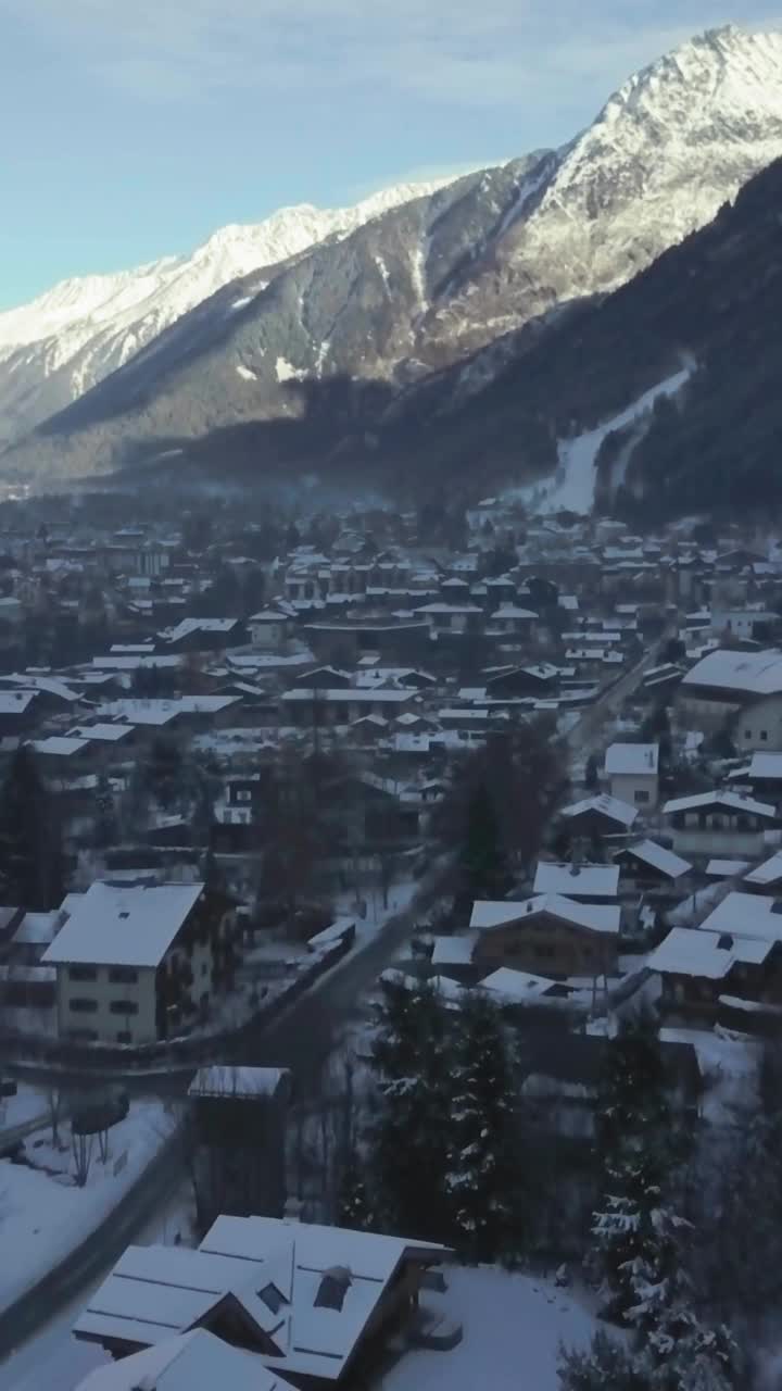 垂直无人机拍摄的雪乡夏蒙尼，后面是法国的白马山视频素材