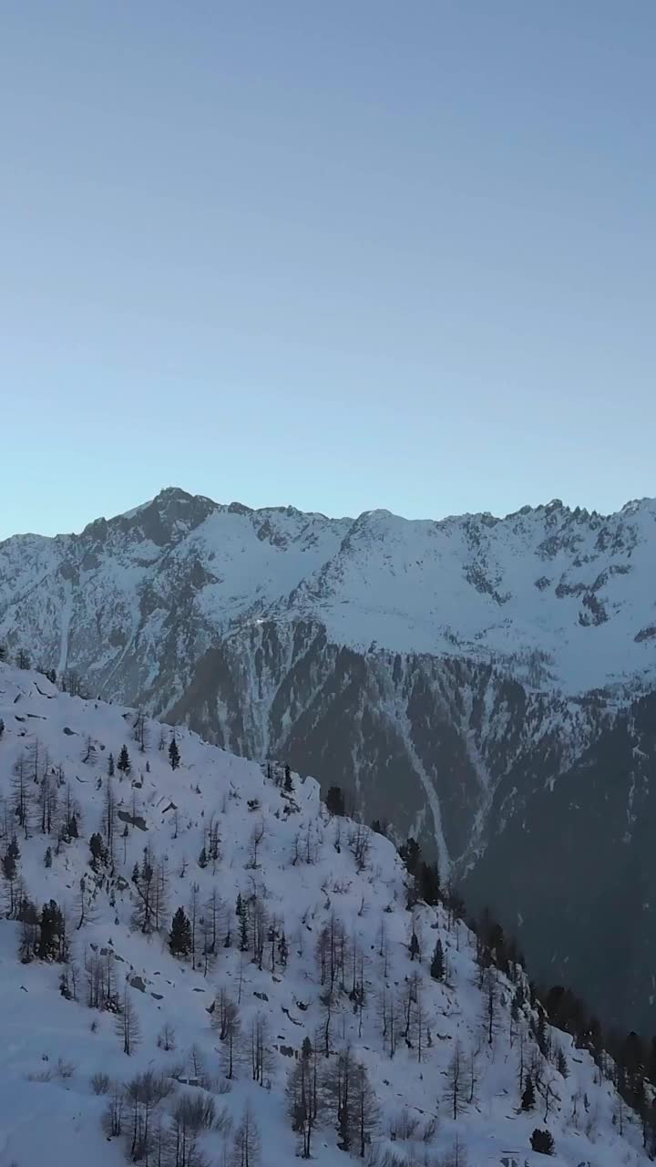 垂直无人机拍摄的雪乡夏蒙尼，后面是法国的白马山视频素材