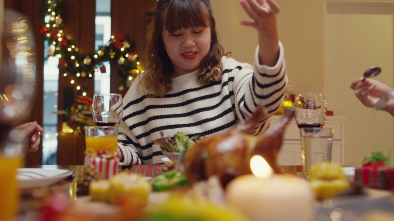 快乐的年轻亚洲女性在家里聚餐庆祝节日。视频素材