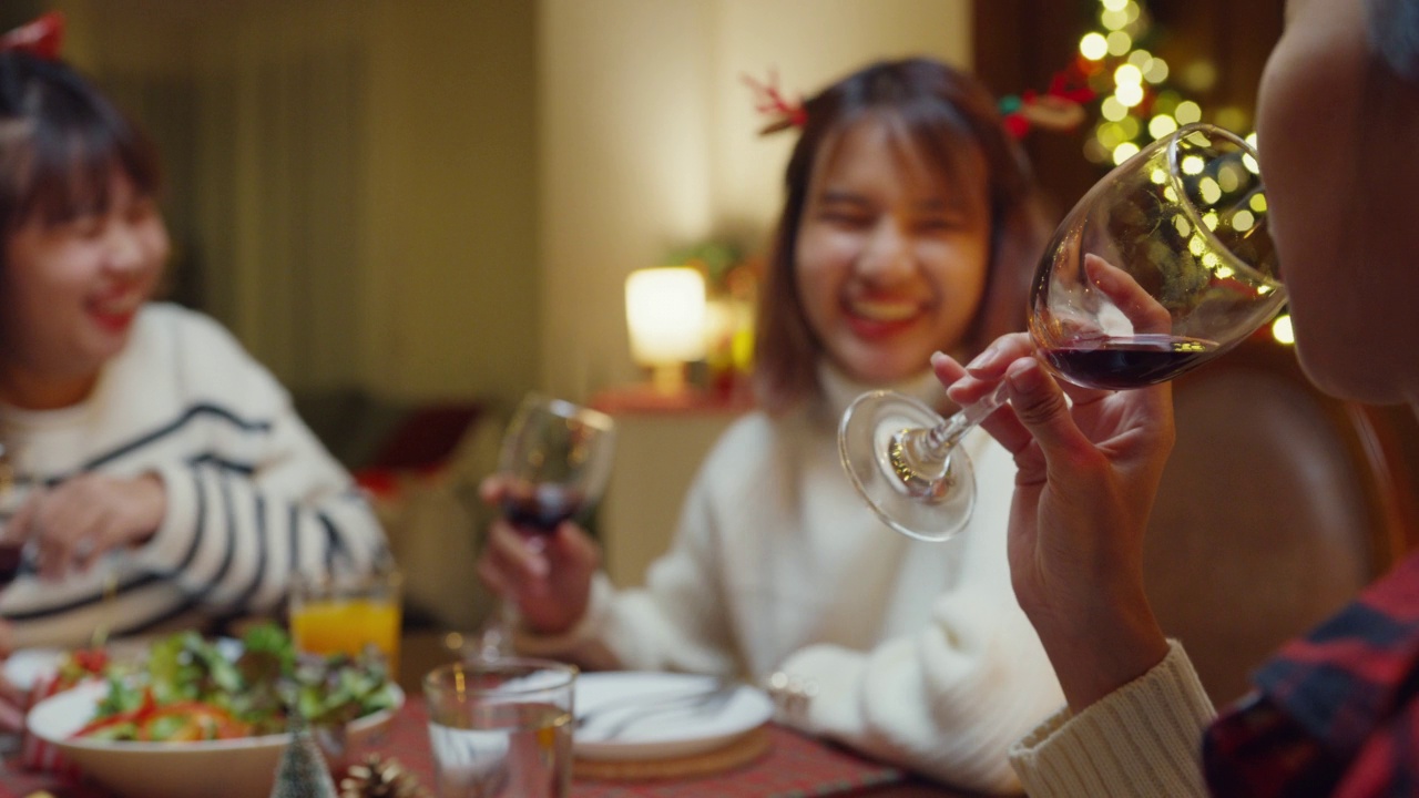 快乐的年轻亚洲女性晚上在家聚餐庆祝节日。视频素材