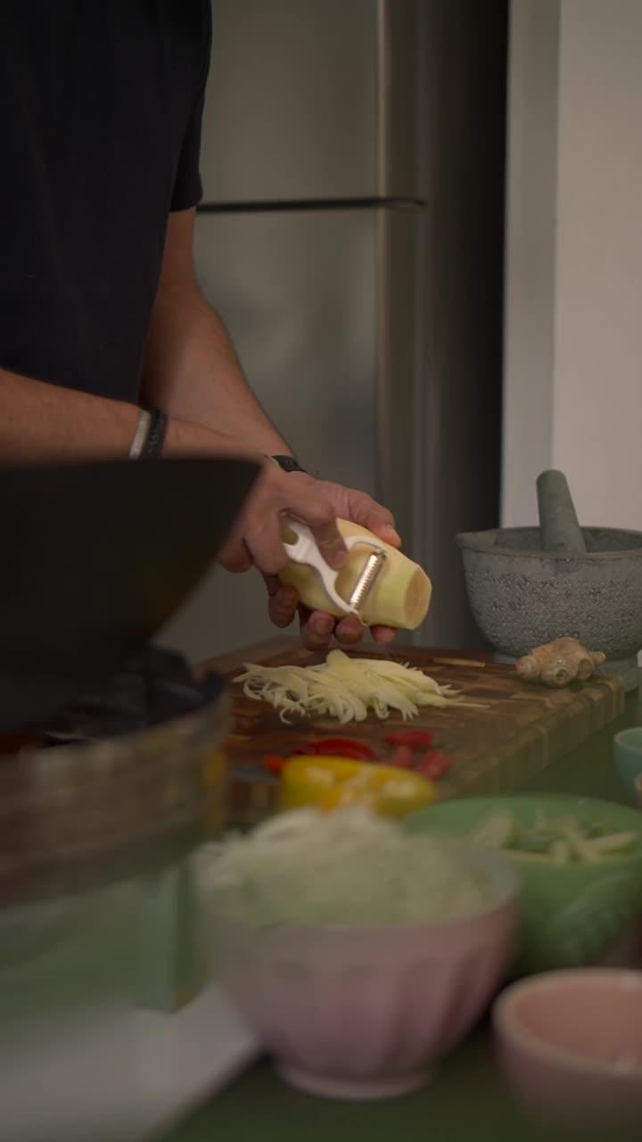 泰国青木瓜沙拉的男子正在剥木瓜皮。Som Tam Thai。视频素材