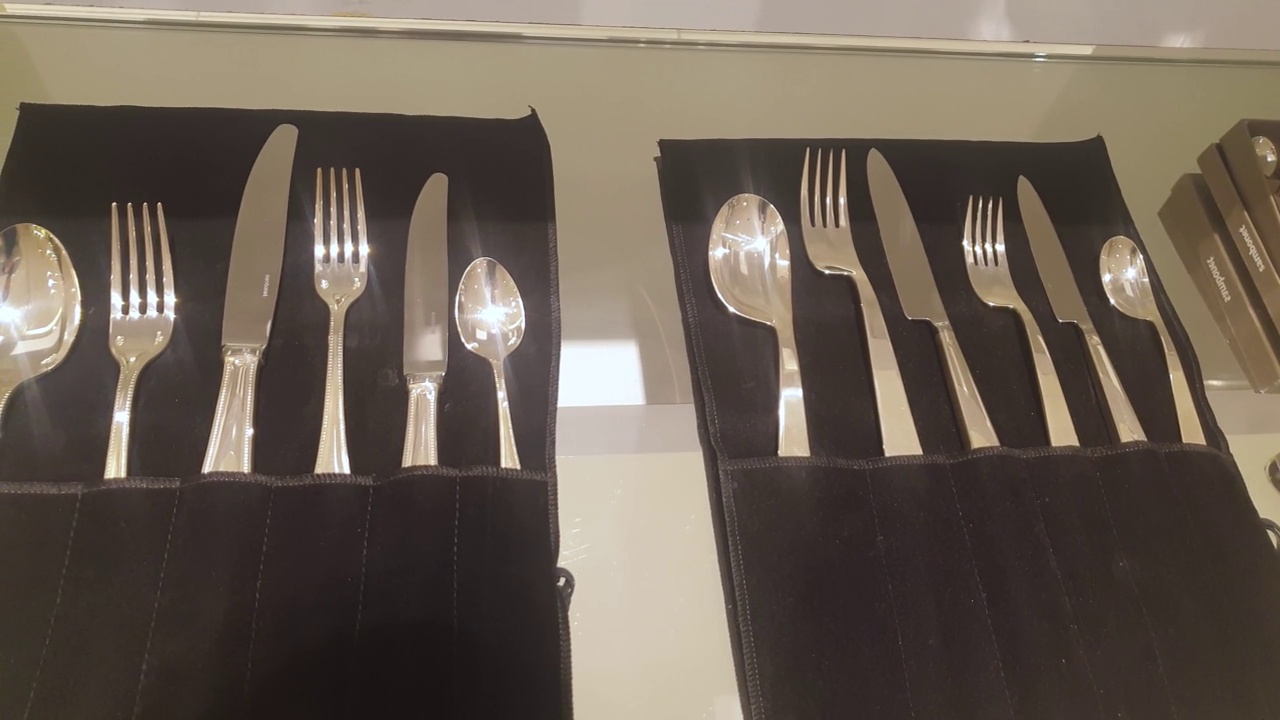 汤匙和叉子的餐具套装视频素材画面1