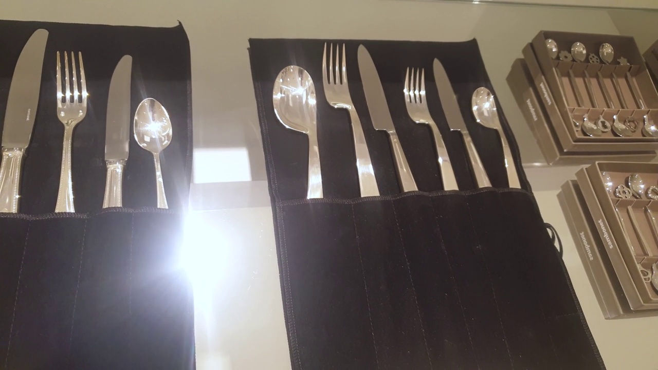 汤匙和叉子的餐具套装视频素材画面2