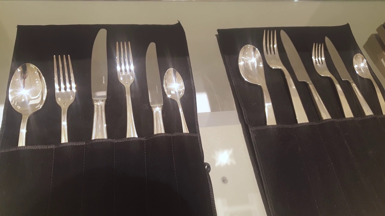 汤匙和叉子的餐具套装视频素材画面3