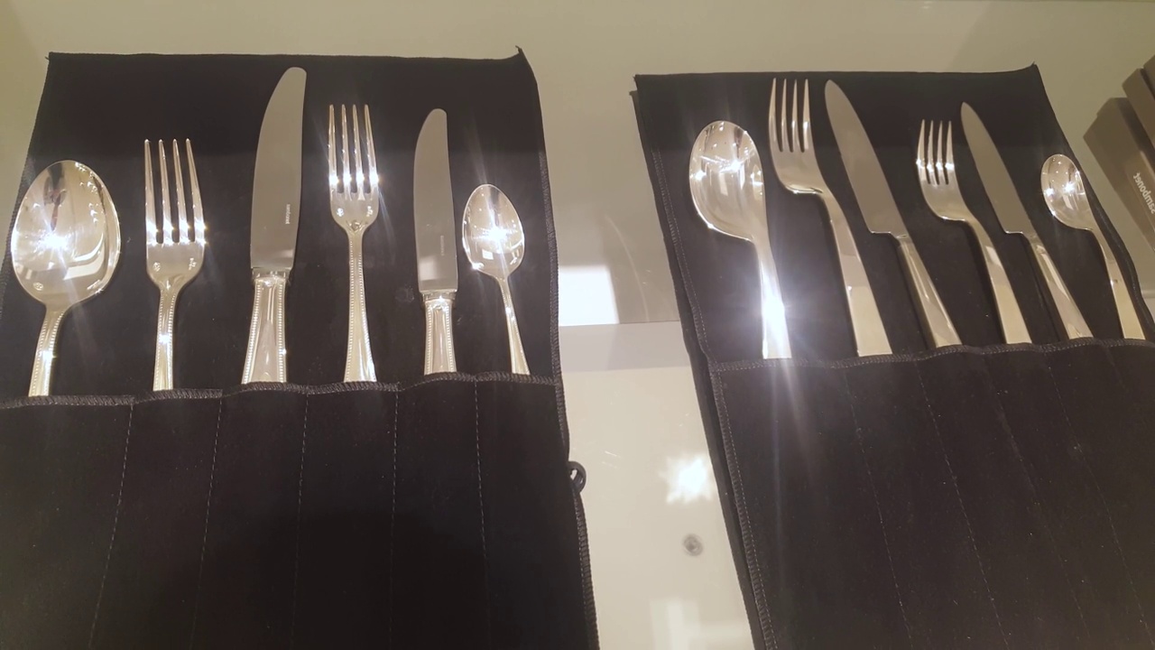 汤匙和叉子的餐具套装视频素材画面4