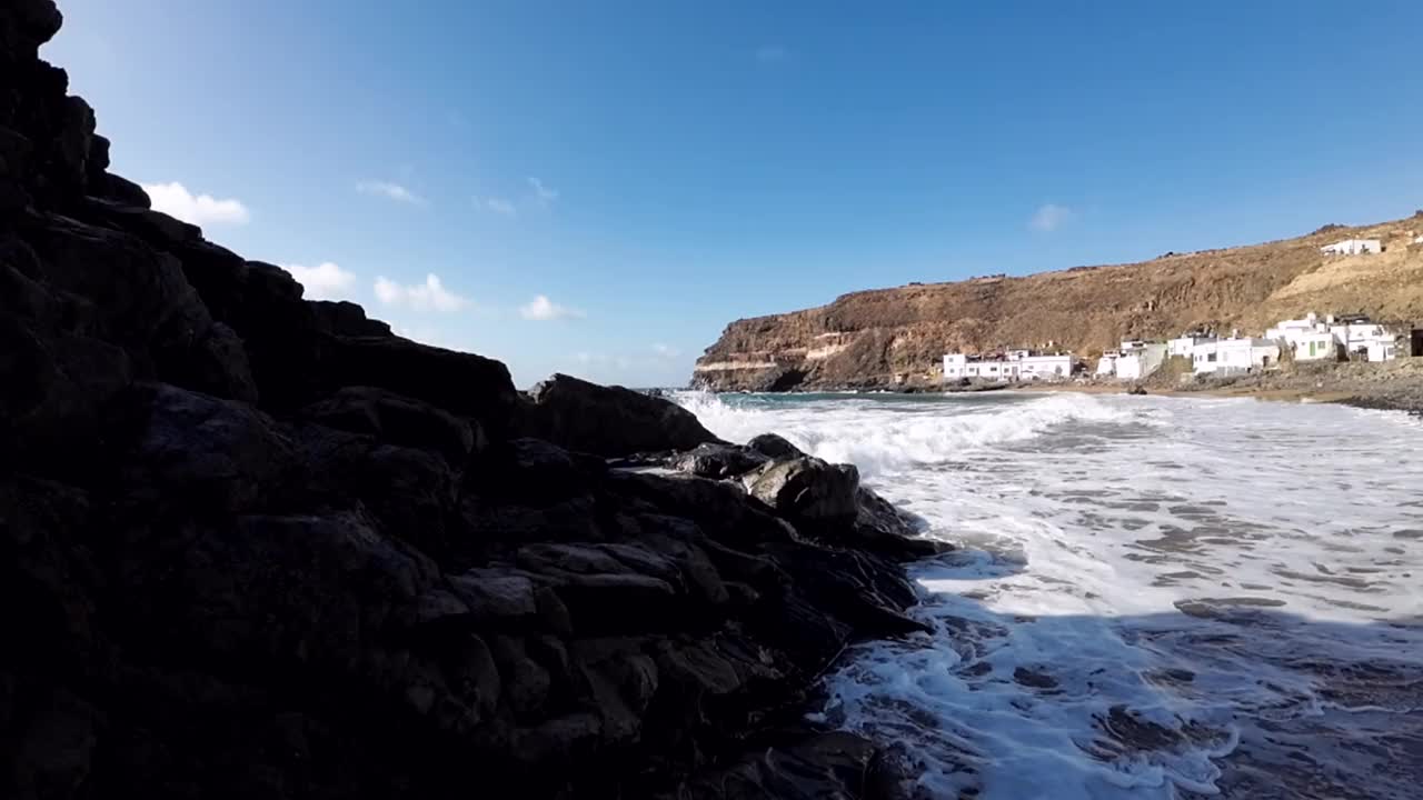 海浪在火山形成处以慢动作雾化视频素材