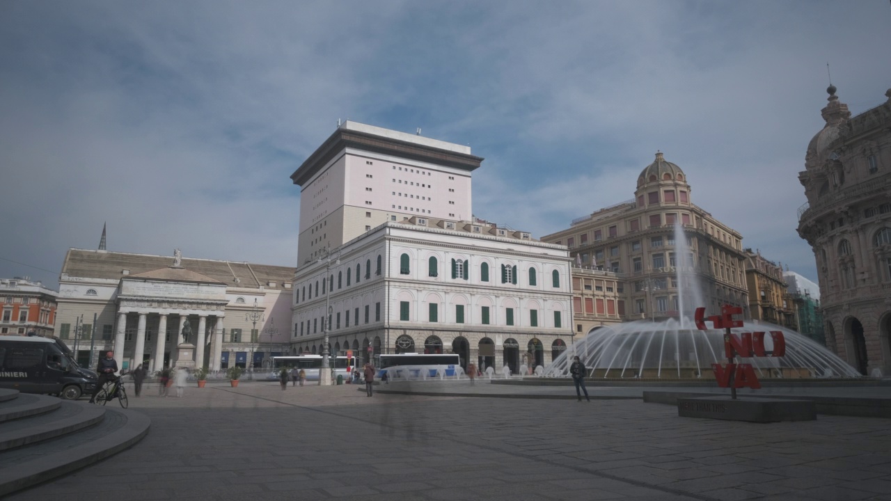 热那亚广场德法拉利广场城市时间流逝，喷泉和Teatro Carlo Felice剧院。热那亚，利古里亚，意大利视频素材