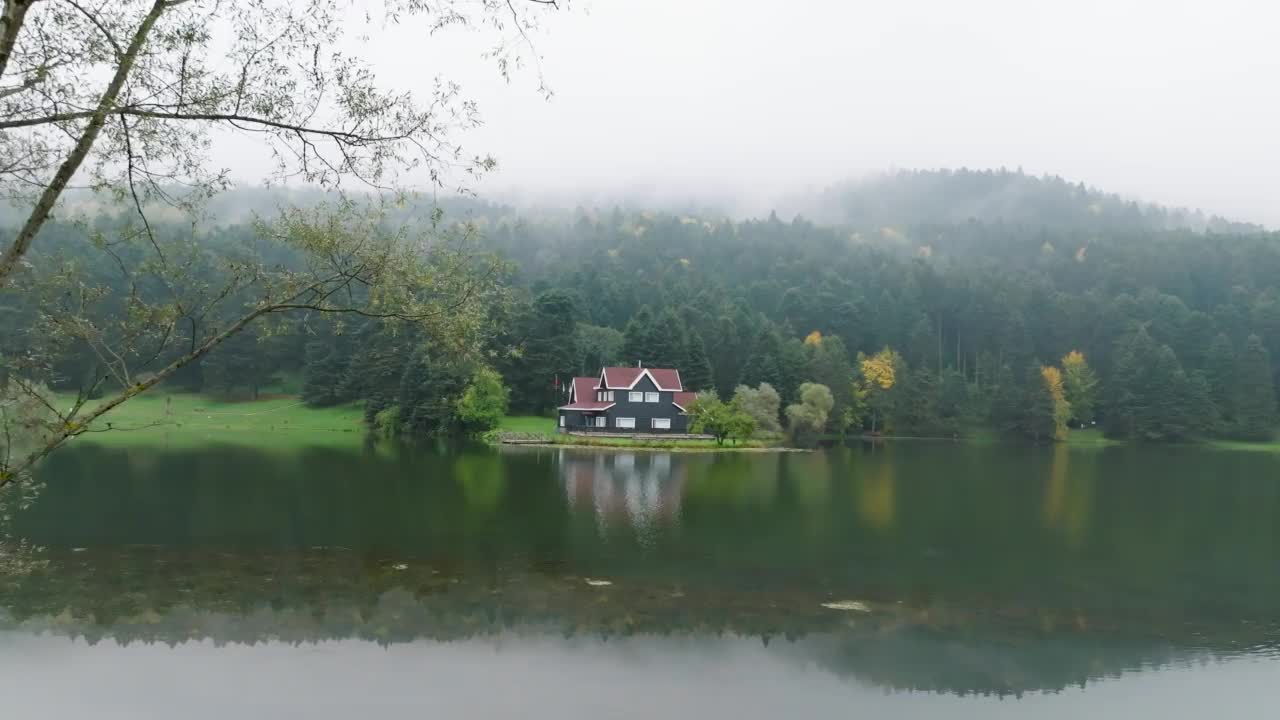 土耳其的热门地点，Gölcük博鲁自然公园，湖边的房子，雾天的湖边房子，湖边的乡村房子，森林中的孤独的房子，最美丽的房子，博鲁abant golcuk视频素材