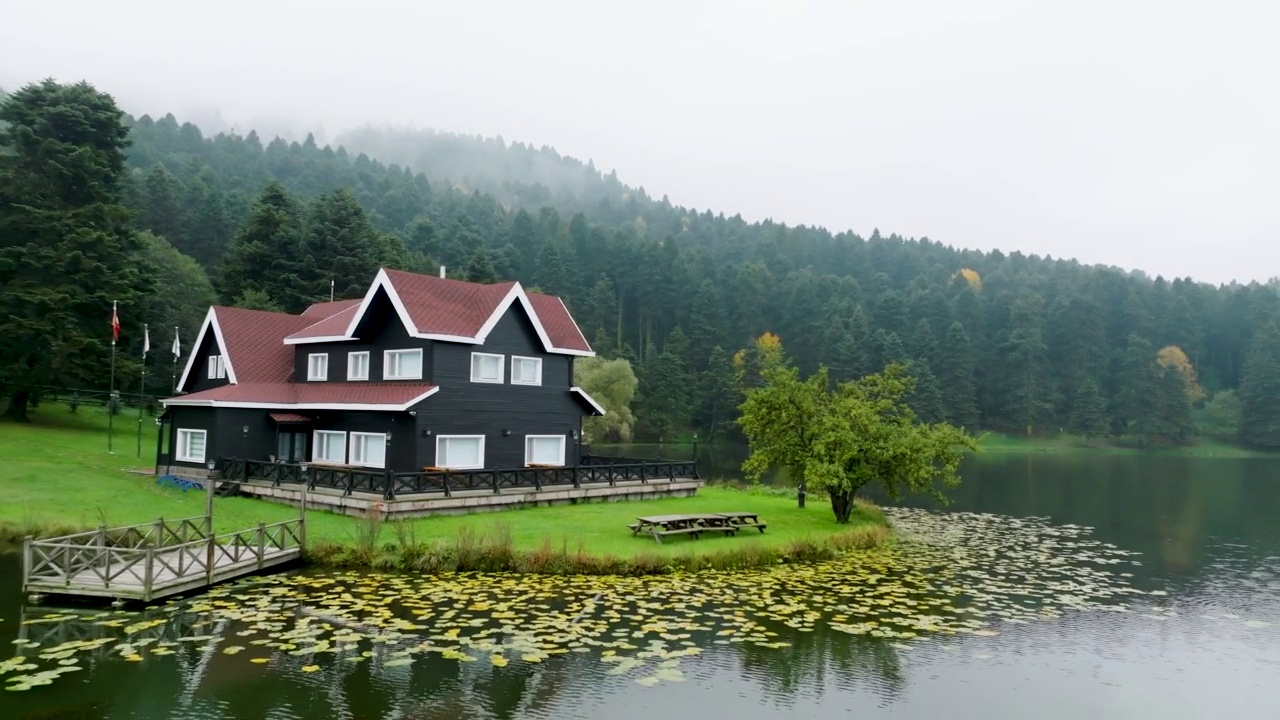 土耳其的热门地点，Gölcük博鲁自然公园，湖边的房子，雾天的湖边房子，湖边的乡村房子，森林中的孤独的房子，最美丽的房子，博鲁abant golcuk视频素材