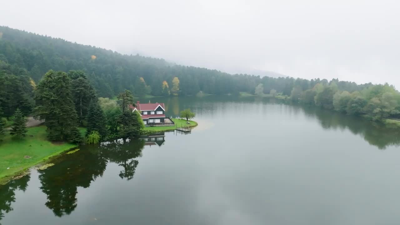 土耳其的热门地点，Gölcük博鲁自然公园，湖边的房子，雾天的湖边房子，湖边的乡村房子，森林中的孤独的房子，最美丽的房子，博鲁abant golcuk视频素材