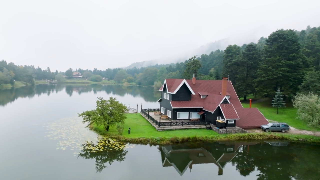 土耳其的热门地点，Gölcük博鲁自然公园，湖边的房子，雾天的湖边房子，湖边的乡村房子，森林中的孤独的房子，最美丽的房子，博鲁abant golcuk视频素材