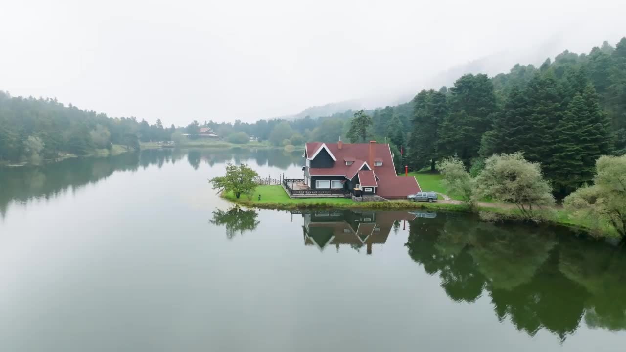 土耳其的热门地点，Gölcük博鲁自然公园，湖边的房子，雾天的湖边房子，湖边的乡村房子，森林中的孤独的房子，最美丽的房子，博鲁abant golcuk视频素材