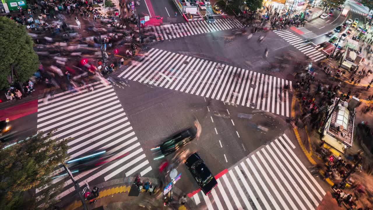 夜间汽车交通交通中断，拥挤的行人走在涩谷十字路口。东京旅游景点地标，日本旅游，亚洲交通或亚洲城市生活理念视频素材