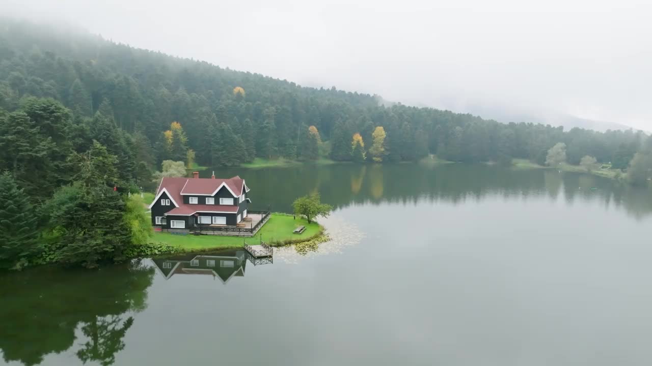 土耳其的热门地点，Gölcük博鲁自然公园，湖边的房子，雾天的湖边房子，湖边的乡村房子，森林中的孤独的房子，最美丽的房子，博鲁abant golcuk视频素材