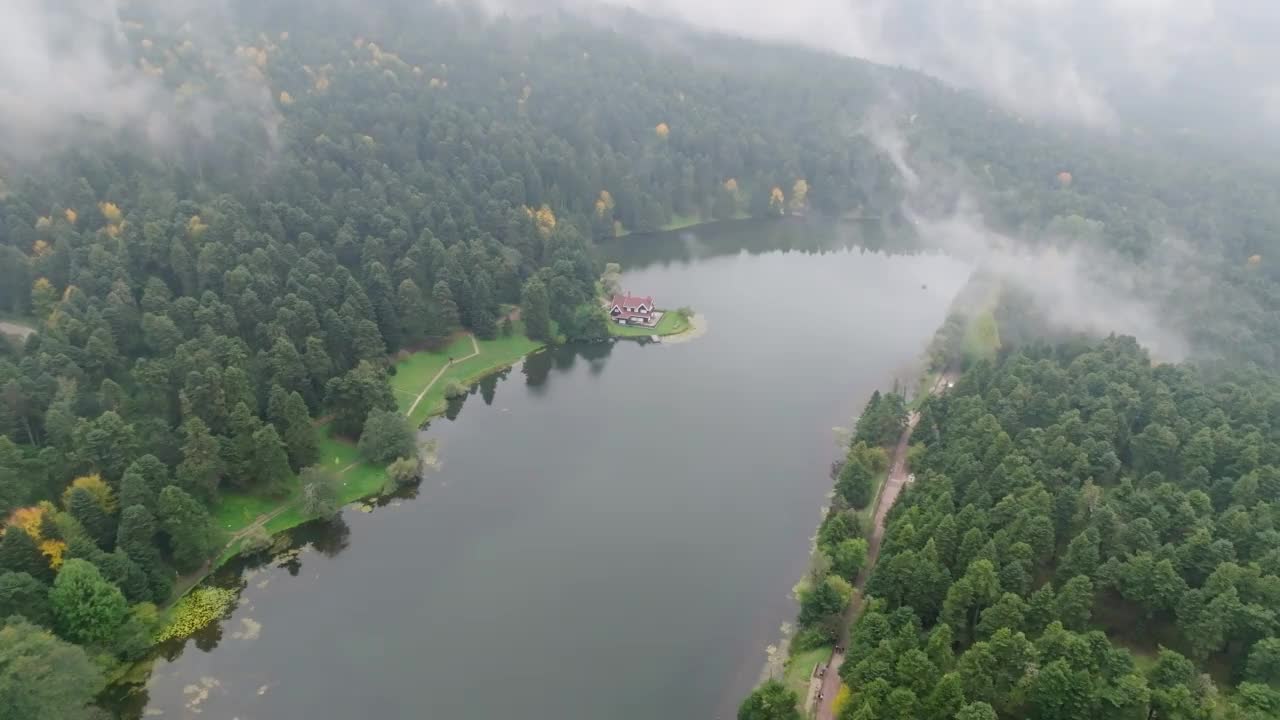 土耳其的热门地点，Gölcük博鲁自然公园，湖边的房子，雾天的湖边房子，湖边的乡村房子，森林中的孤独的房子，最美丽的房子，博鲁abant golcuk视频素材