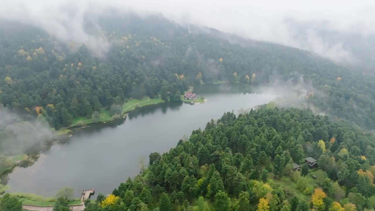 土耳其的热门地点，Gölcük博鲁自然公园，湖边的房子，雾天的湖边房子，湖边的乡村房子，森林中的孤独的房子，最美丽的房子，博鲁abant golcuk视频素材