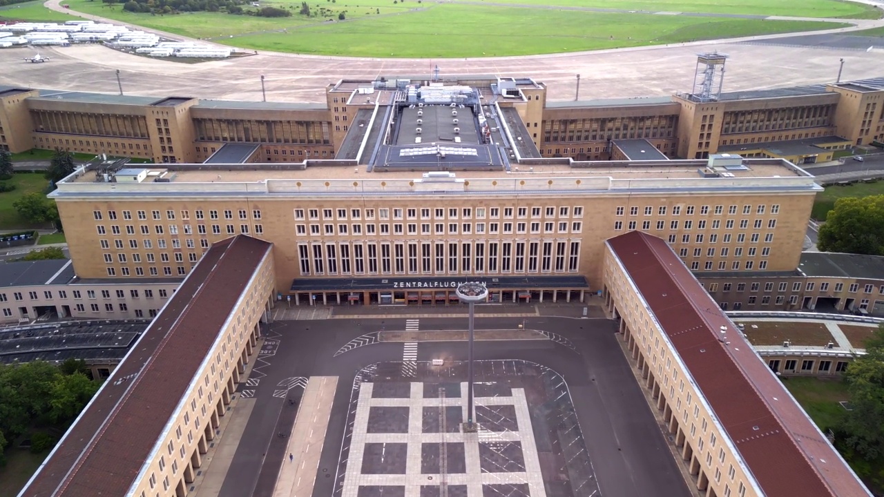 历史地点机场令人印象深刻的建筑令人惊叹的鸟瞰柏林视频素材画面4