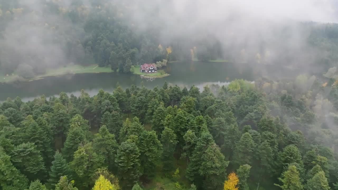 土耳其的热门地点，Gölcük博鲁自然公园，湖边的房子，雾天的湖边房子，湖边的乡村房子，森林中的孤独的房子，最美丽的房子，博鲁abant golcuk视频素材