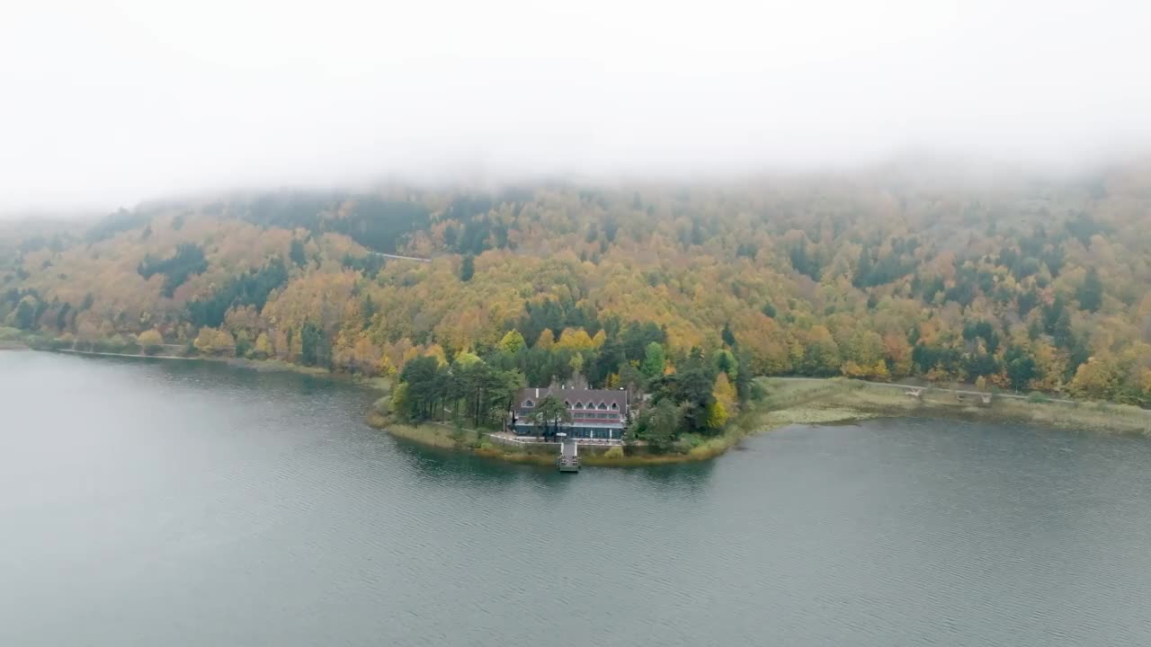 土耳其的热门地点，阿班特湖国家公园，湖边房子，雾天的湖边房子，湖边小屋，森林里的独立式房子，鸟瞰图，色彩斑斓的秋天森林，秋天的背景视频素材