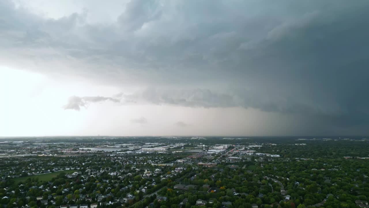 空中广角无人机拍摄到的强雷雨与大架云和雨芯。宽镜头视频素材