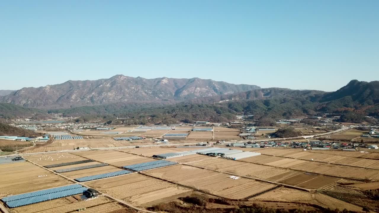 山，金色的田野，农田，村庄，道路，丰收和秋天在永北郡/抱川市，京畿道，韩国视频素材