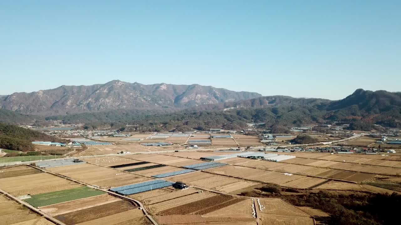 山，金色的田野，农田，村庄，道路，丰收和秋天在永北郡/抱川市，京畿道，韩国视频素材