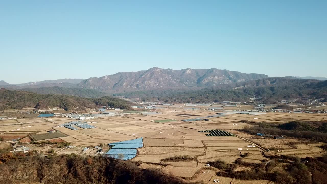 山，金色的田野，农田，村庄，道路，丰收和秋天在永北郡/抱川市，京畿道，韩国视频素材