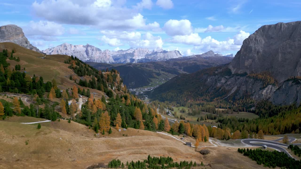 加德纳山口(Passo Gardena, Grödner Joch, Groedner Joch, Grodner Joch)和白云石山的Fanes群视频素材